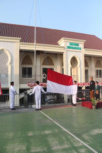 HUT ke-81 RI di Ponpes Baitul Makmur Gresik, Kebersamaan Warga Warnai Upacara Kemerdekaan