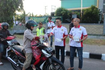 Pemuda LDII Gresik bagikan takjil dan buka bersama